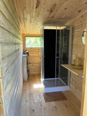 Dusche, Haartrockner, Handtücher, Seife