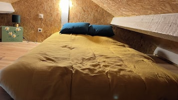 1 bedroom, bed sheets