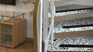 Eine moderne Treppe mit weißer Handlauf und einem besonderen Design.