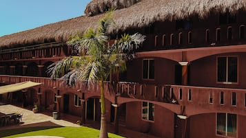 Vista frontal de la propiedad