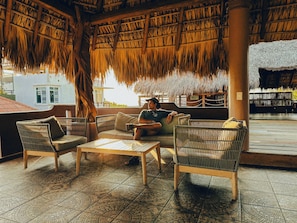 Lobby sitting area - Viajero Puerto Escondido Hostel (Puerto Escondido)
