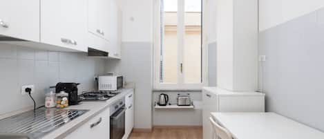 Kylskåp, mikrovågsugn, ugn och spishäll