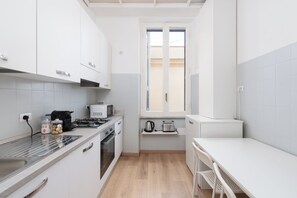 雪櫃、微波爐、焗爐、爐具