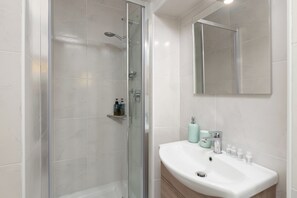 Douche, sĂšche-cheveux, bidet, serviettes fournies