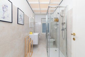 Dusche, Haartrockner, Bidet, Handtücher