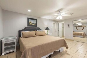 Condo, Plusieurs lits, patio, vue sur le jardin (Bahia Mar 418) | 2 chambres, décor unique, ameublement unique