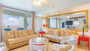 Condo, várias camas, varanda, vista para o jardim (Bahia Mar 418) | Área de estar | TV de tela plana 42 polegadas com canais digitais