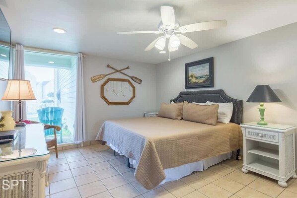 Condo, Plusieurs lits, patio, vue sur le jardin (Bahia Mar 418) | 2 chambres, décor unique, ameublement unique