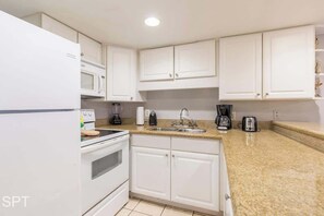 Condo, várias camas, varanda, vista para o jardim (Bahia Mar 418) | Cozinha privada | Geladeira, micro-ondas, fogão, cooktop