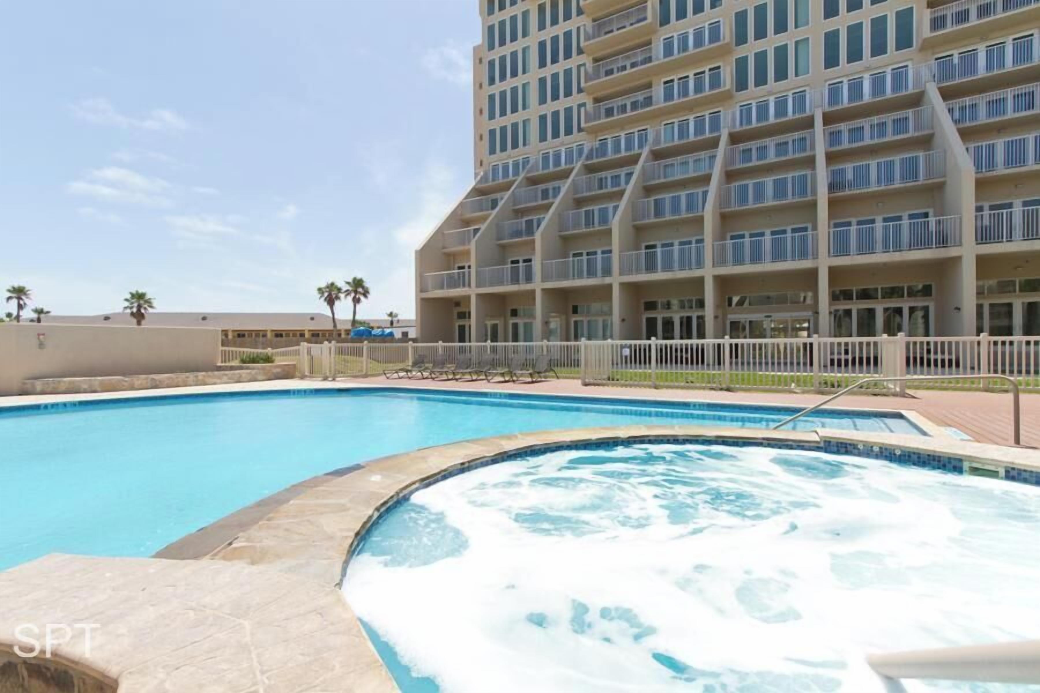 Ein Hotel mit Schwimmbad und Whirlpool.