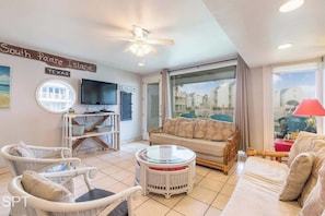 Apartamento, varias camas, patio, vistas al jardín (Bahia Mar 418) | Zona de estar | Televisión de pantalla plana de 42 pulgadas con canales digitales