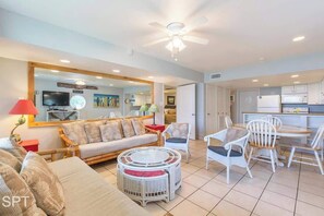 Condo, varias camas, patio, vista al jardín (Bahia Mar 418) | Área de sala de estar | Televisión de pantalla plana de 42 pulgadas con canales digitales 