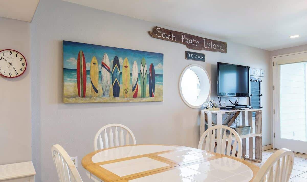 Condo, varias camas, patio, vista al jardín (Bahia Mar 418) | Restaurantes