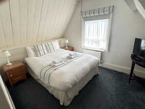 Standard Quadruple Room | Desk, free WiFi - Winter Dene Hotel Beachside (Bournemouth)