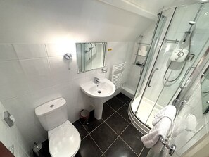 Standard Quadruple Room | Bathroom - Winter Dene Hotel Beachside (Bournemouth)