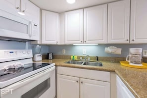 Appart'hôtel, plusieurs lits, balcon, vue océan (Bahia Mar 478F) | Cuisine privée | Réfrigérateur, micro-ondes, four, plaque de cuisson