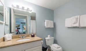 Condo, varias camas, balcón, vista al océano (Bahia Mar 478F) | Baño | Toallas y papel de baño