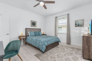 2 bedrooms, desk, iron/ironing board, WiFi - Seas the Day Beach Wine Dine Relax (Naples)