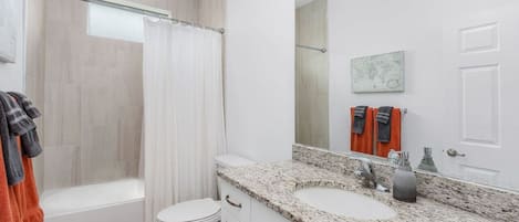 Ein modernes Badezimmer mit Dusche, Toilette und zwei Waschbecken.