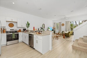 Køleskab, mikrobølgeovn, ovn, kogeplade