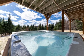 Outdoor spa tub - Cardinal du Massif 17: Winter Chalet with Hot Tub (Petite-Rivière-Saint-François)