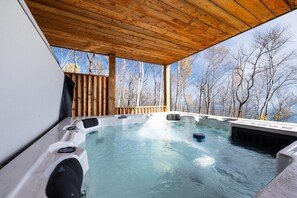 Bañera de hidromasaje al aire libre