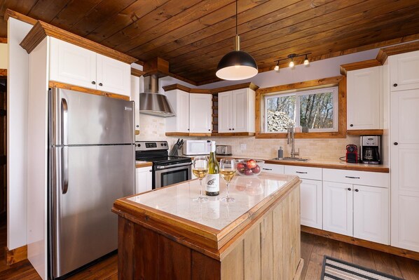 Jääkaappi, mikroaaltouuni, uuni, liesi