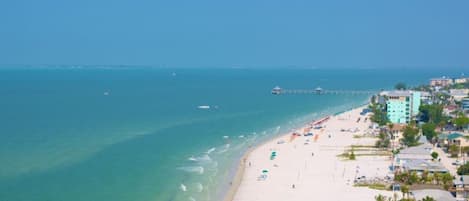 在海灘附近