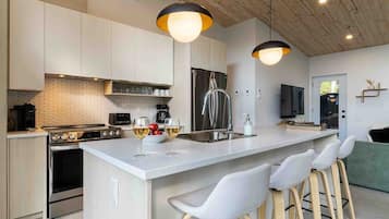 Geladeira, micro-ondas, fogão, cooktop