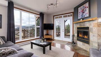 Télévision, cheminée, table de tennis de table