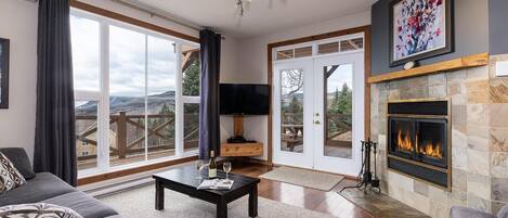 Tv, eldstad och ett bordtennisbord