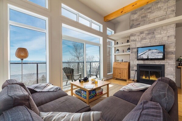 Smart TV, fireplace, ping pong