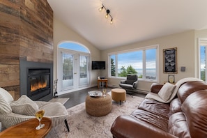 TV, fireplace