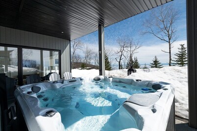 Solstice 203: Scenic Luxury & Hot Tub Bliss