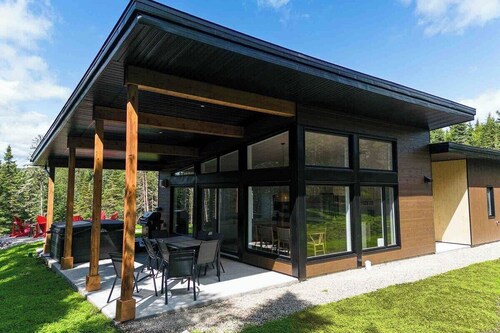 La Charlebois 24: Forest Sanctuary & Ski Access