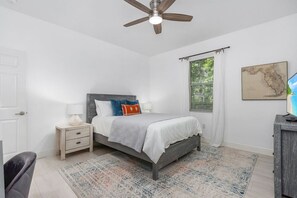 2 bedrooms, desk, iron/ironing board, free WiFi - Sea Glass Retreat. Beach*Wine*Dine*Relax. Repeat (Naples)