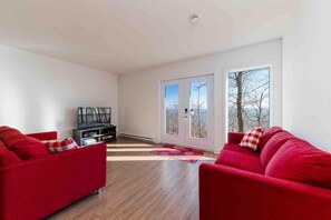 Smart TV y chimenea 