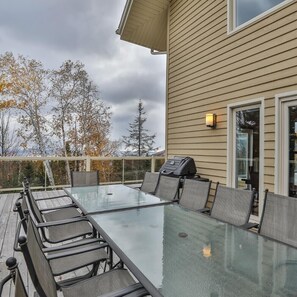 Outdoor dining - Chalet 66: Massif Views, Hot Tub & Family Room (Charlevoix)