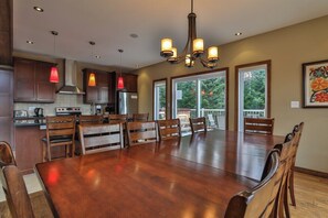 Dining - Chalet 66: Stunning Views, Hot Tub & Games Lounge (Charlevoix)