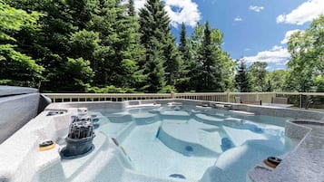 Bañera de hidromasaje al aire libre