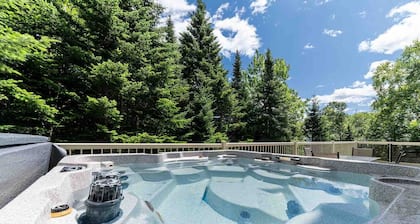 Chalet 66 - River Views, Spa & Pool Table