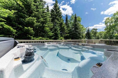 Chalet 66: River Views, Spa & Pool Table