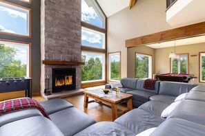 TV, fireplace