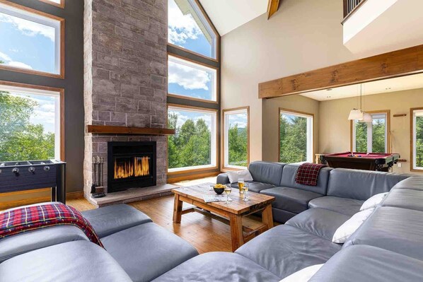 TV, fireplace - Chalet 66: Stunning Views, Hot Tub & Games Lounge (Charlevoix)