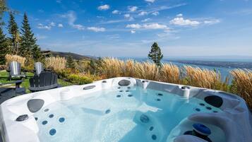 Tina de hidromasaje al aire libre