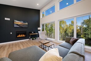 Smart-TV, Kamin, Stereoanlage