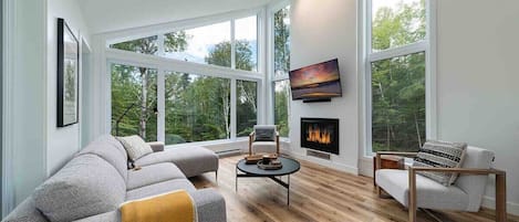 Smart TV, chimenea y tenis de mesa