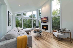 Smart TV, fireplace, ping pong - Le Chic Repère 127: Hot Tub, Games & Covered Deck (Charlevoix)