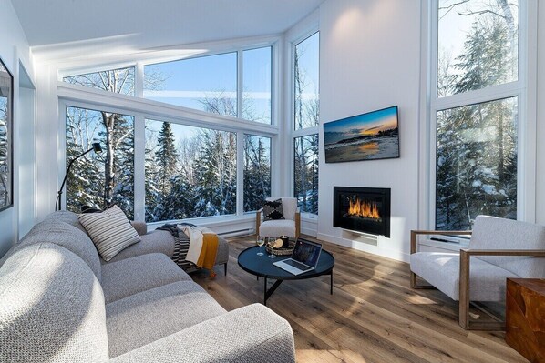 Smart TV, lareira, mesa de pingue-pongue