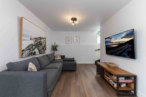 Smart TV y chimenea 